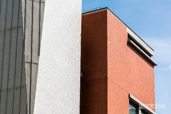 高清摄影 一座高大的红色建筑紧挨着一座高大的白色建筑。