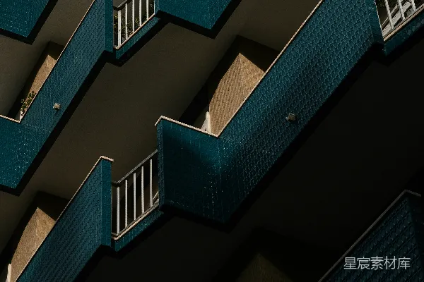 高清摄影 现代化建筑，带有重复的阳台和蓝色瓷砖装饰。