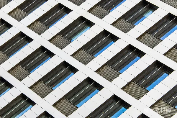 高清摄影 斜向的建筑窗户以重复的图案排列。
