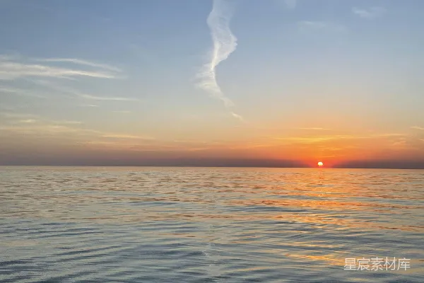 夕阳西下，海面上有一条小船。