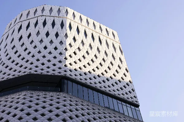 高清摄影 现代化的白色建筑，带有钻石图案的外墙。