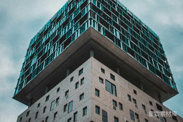 高清摄影 在白天，灰白色的混凝土建筑在蓝天的映衬下。