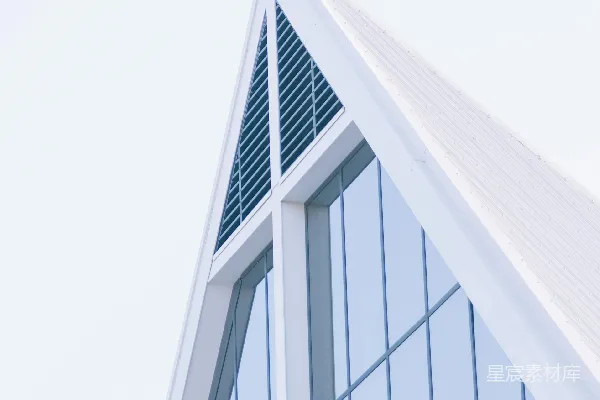 高清摄影 现代三角形建筑，拥有大面积玻璃窗。