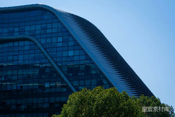 高清摄影 现代玻璃建筑，带有波浪形立面和树木