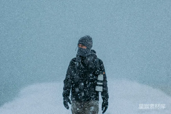 中午一个人走在雪地里