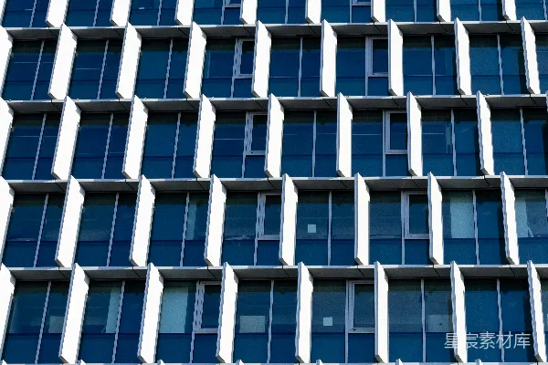 高清摄影 现代建筑外墙上的几何图案窗格。