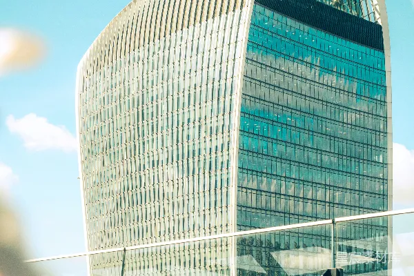 高清摄影 一座高大的玻璃建筑，背景是蓝天。