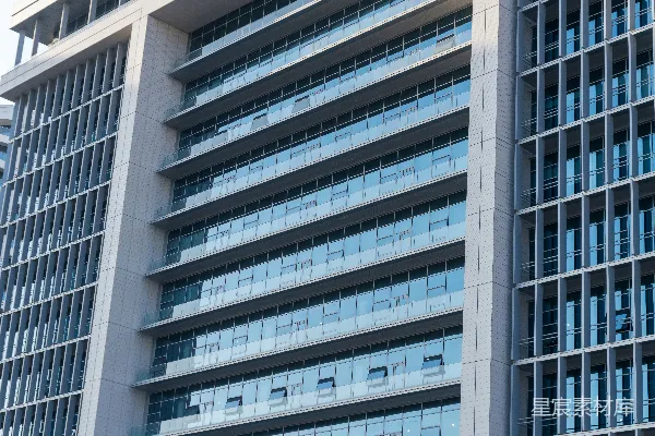 高清摄影 现代建筑外立面，众多反光玻璃窗。