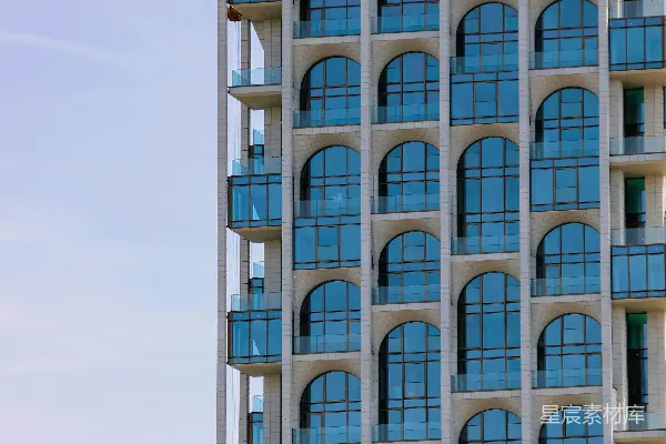 高清摄影 带有众多拱形窗户和玻璃阳台的现代化建筑。