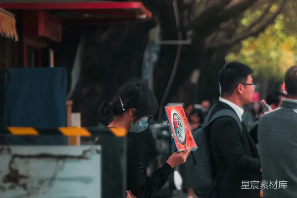 一个女人正在欣赏一幅艺术品。