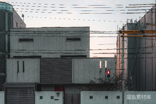 高清摄影 城市街道上有人行横道，现代建筑和红绿灯。