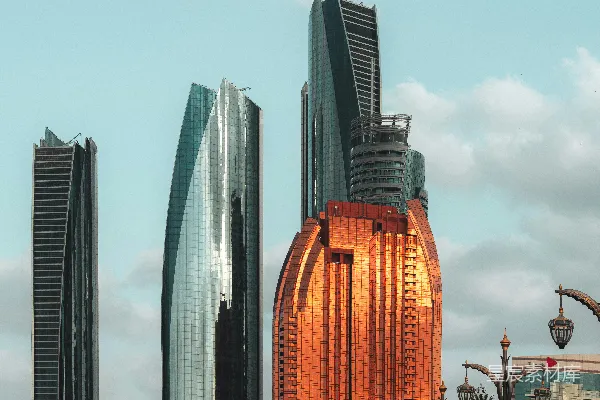 高清摄影 现代化摩天大楼沿着城市街道矗立。