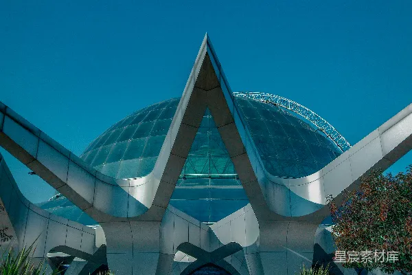 高清摄影 一座大型建筑物，屋顶呈三角形。