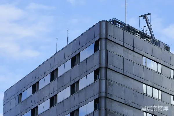 高清摄影 现代混凝土建筑，窗户反射着天空。