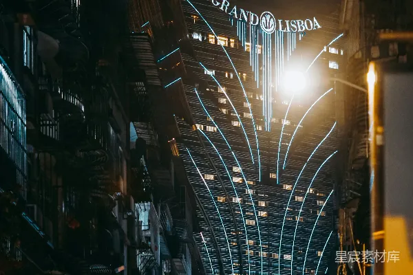 高清摄影 夜晚的城市街道，招牌灯光闪烁。