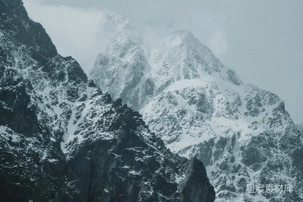 覆盖着积雪和云的山脉