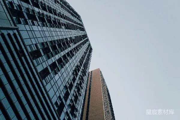 高清摄影 一座非常高的建筑紧挨着另一座非常高的建筑。