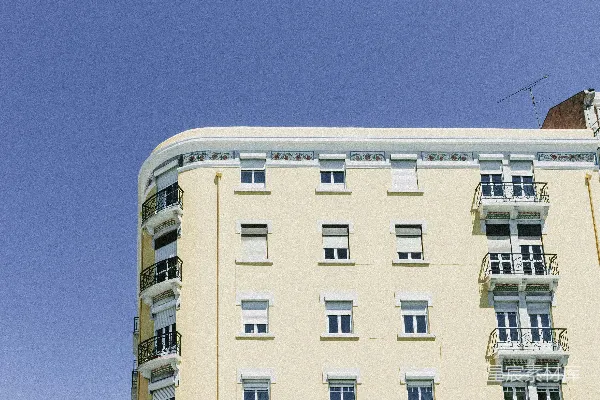 高清摄影 一座高大的黄色建筑，带有阳台。