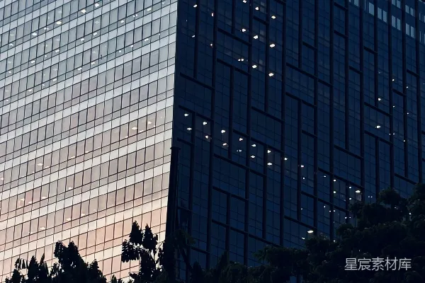 高清摄影 现代玻璃建筑在黄昏时分反射着光与影。