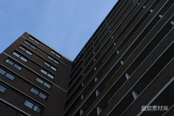 高清摄影 蓝天背景下有阳台的高层公寓楼