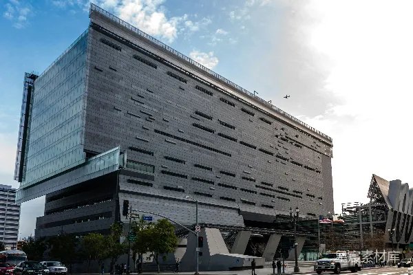 高清摄影 现代的棱角分明的建筑，带有玻璃和深色的面板。