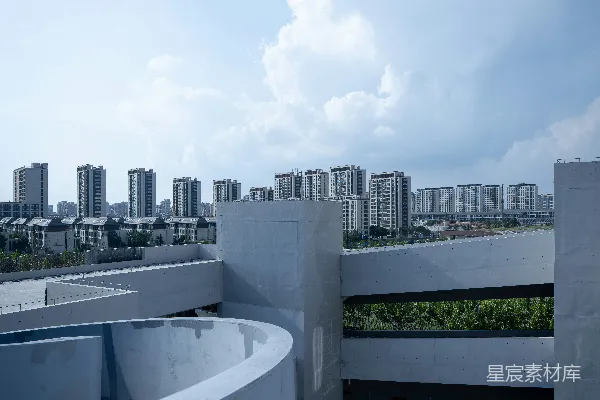 高清摄影 现代混凝土建筑与城市天际线的背景。