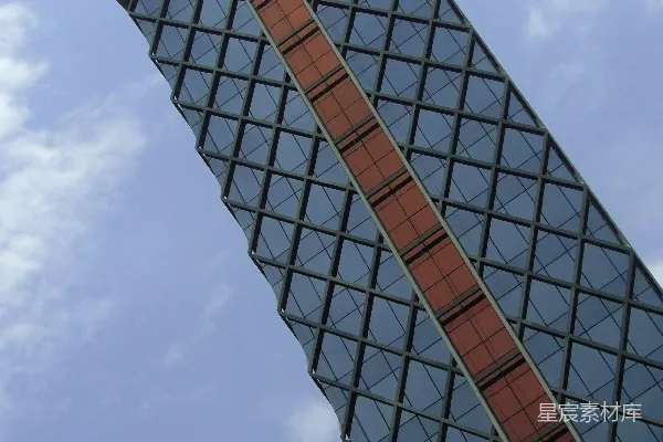 高清摄影 一座非常高大的建筑，上面有钟。