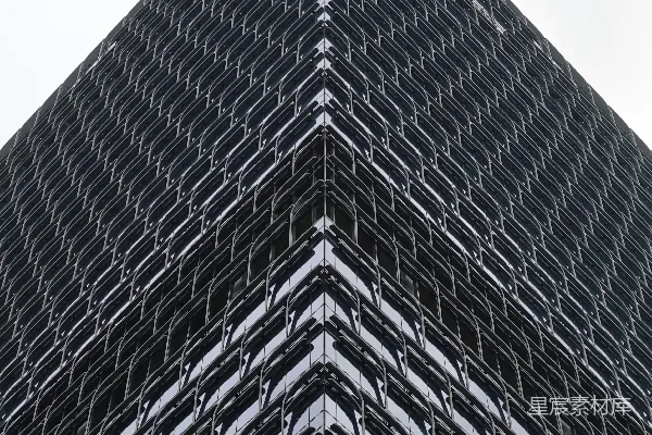 高清摄影 现代建筑角落，几何图案映衬在白色的天空下。