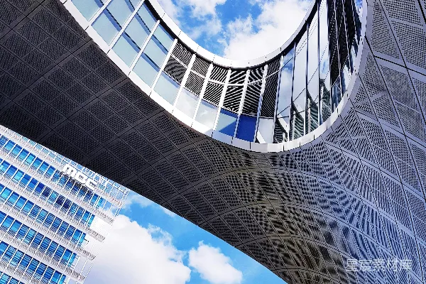 高清摄影 一座高耸的建筑物，背景是蓝天。