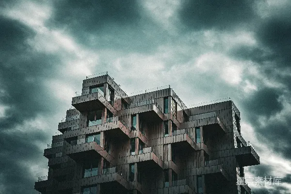 高清摄影 现代建筑在暴风雨的天空下，拥有独特的阳台。