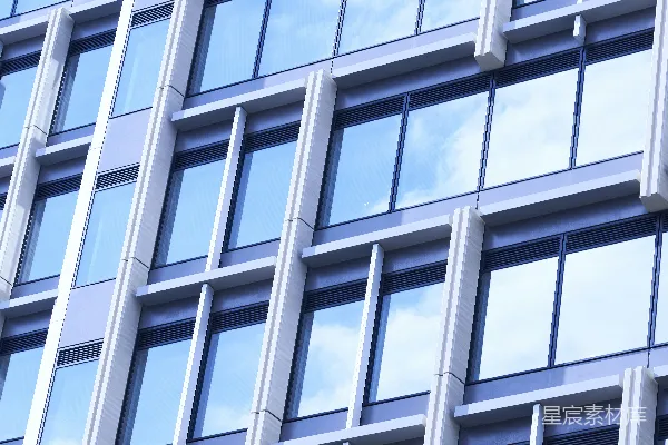 高清摄影 现代建筑的外立面，带有反光的蓝色窗户。