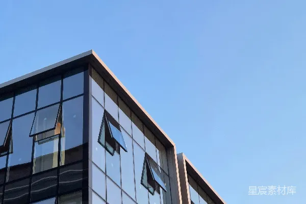 高清摄影 现代建筑，窗户大开，映衬着蓝天。