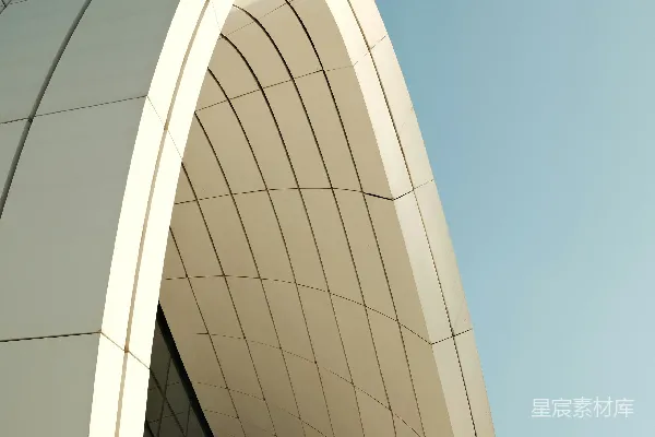 高清摄影 一座带有弯曲屋顶的大白楼