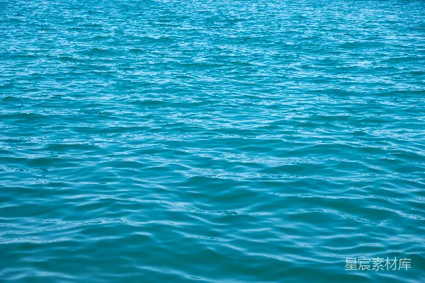 漂浮在一大片水体上的小船