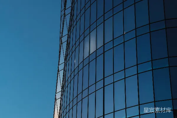 高清摄影 一座非常高大的建筑，有很多窗户。