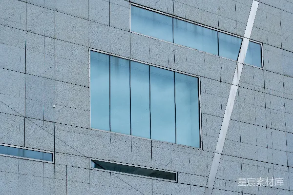 高清摄影 现代建筑外立面，带有大块反射窗户。