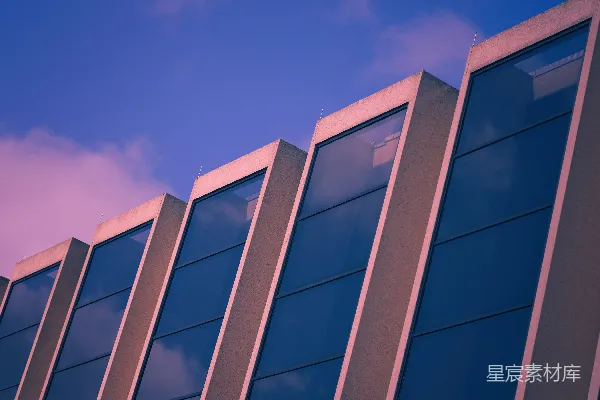 高清摄影 现代建筑立面，带有斜角窗户，背景是天空。