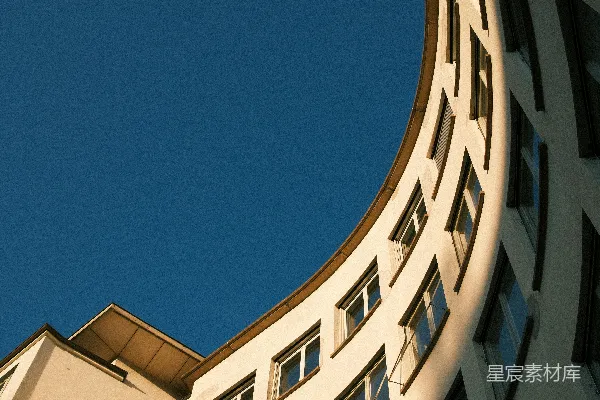 高清摄影 现代建筑的弯曲立面与清澈的蓝天相衬