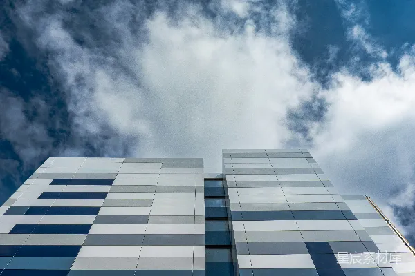 高清摄影 建筑物的立面在多云的天空下。