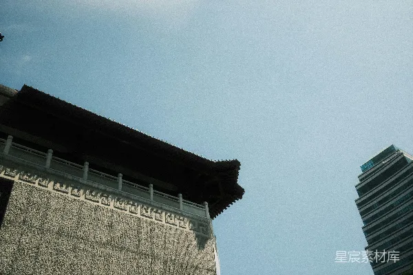 高清摄影 传统建筑与摩天大楼并列于天空之下