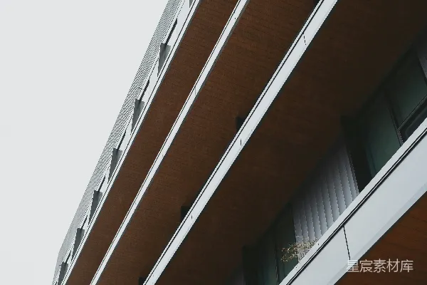 高清摄影 现代建筑，木制阳台，背景是天空。