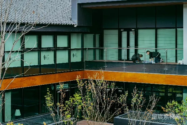 高清摄影 现代化的建筑，有庭院花园，人们在阳台上。