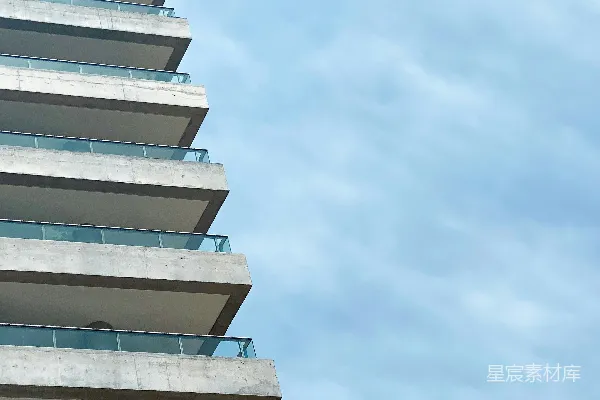 高清摄影 一座顶部有阳台的高层建筑