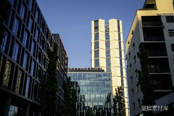 高清摄影 现代建筑在蓝天下的高耸白塔