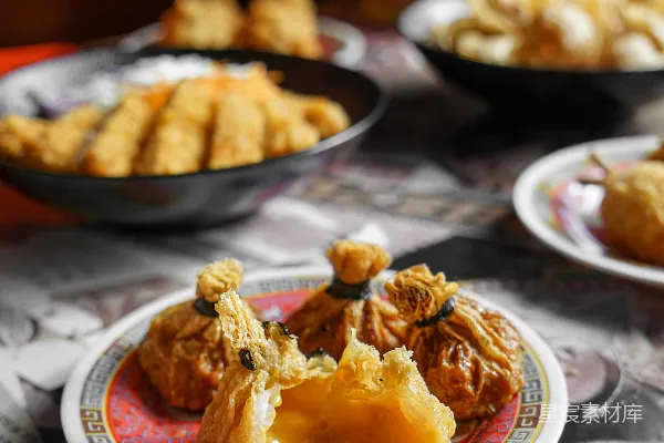 在红白相间的陶瓷盘中烹煮食物