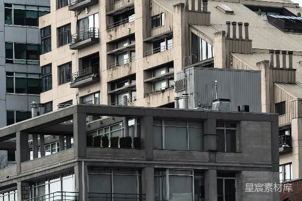 高清摄影 一座高大的建筑，有许多窗户和阳台。
