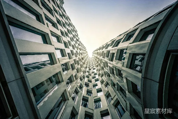 高清摄影 一座非常高大的建筑，有许多窗户。