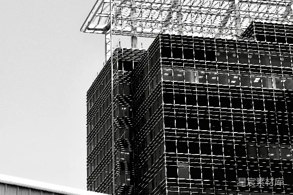 高清摄影 现代黑白建筑在晴朗的天空下。