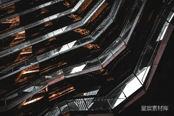 高清摄影 一座高大的建筑物，有许多窗户。