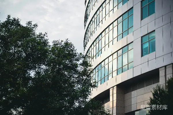 高清摄影 现代化的建筑，带有玻璃窗和树木。